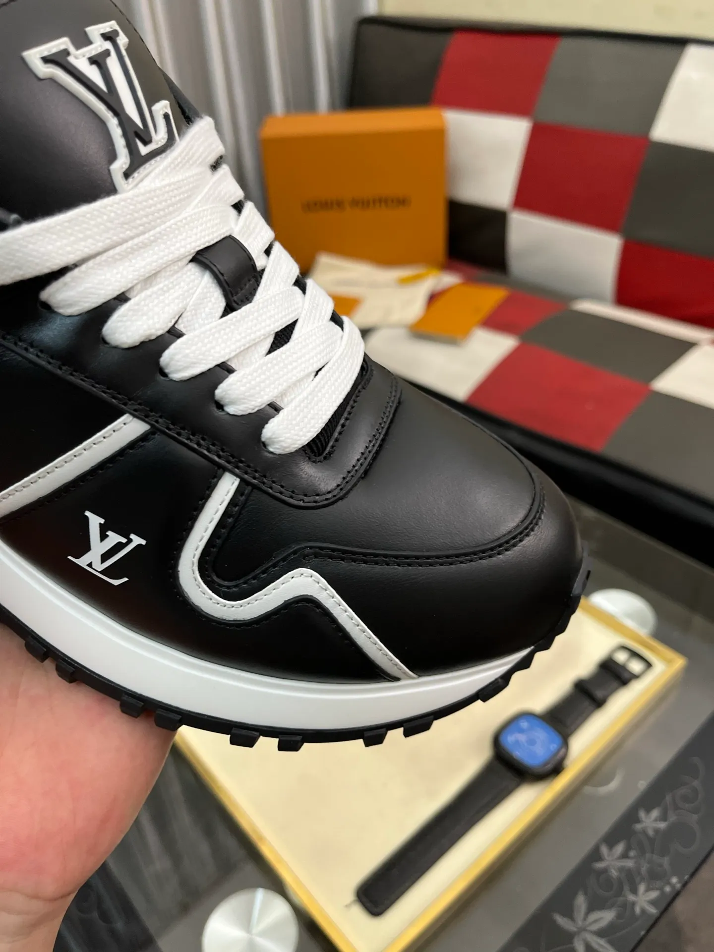 Men's Men's Shoes 💰760⌚️⌚️LV Classic men's sneakers are shipped. Lightweight thick-soled chubby bread shoes, super versatile and multiple styles are coming! This sneaker is made of smooth cowhide punching and grained cowhide stitching to create an elegant design. Grained cowhide is stitched with technical mesh, and smooth cowhide and grained cowhide are combined in multiple styles. The color is classic and versatile, and it can be easily integrated into various styles. The eye-catching LV letters are marked on the side of the shoe, the tongue is decorated with LV embroidered letter web logo, the brand logo is screen-printed on the heel, and the lightweight rubber outsole is embellished with Vuitton's personalized logo. The fabric-lined foot pads make your feet fashionable, handsome and versatile! Comes with full original packaging! Size: 35-46 (40 for women, 38.45.46 for men, customized)
